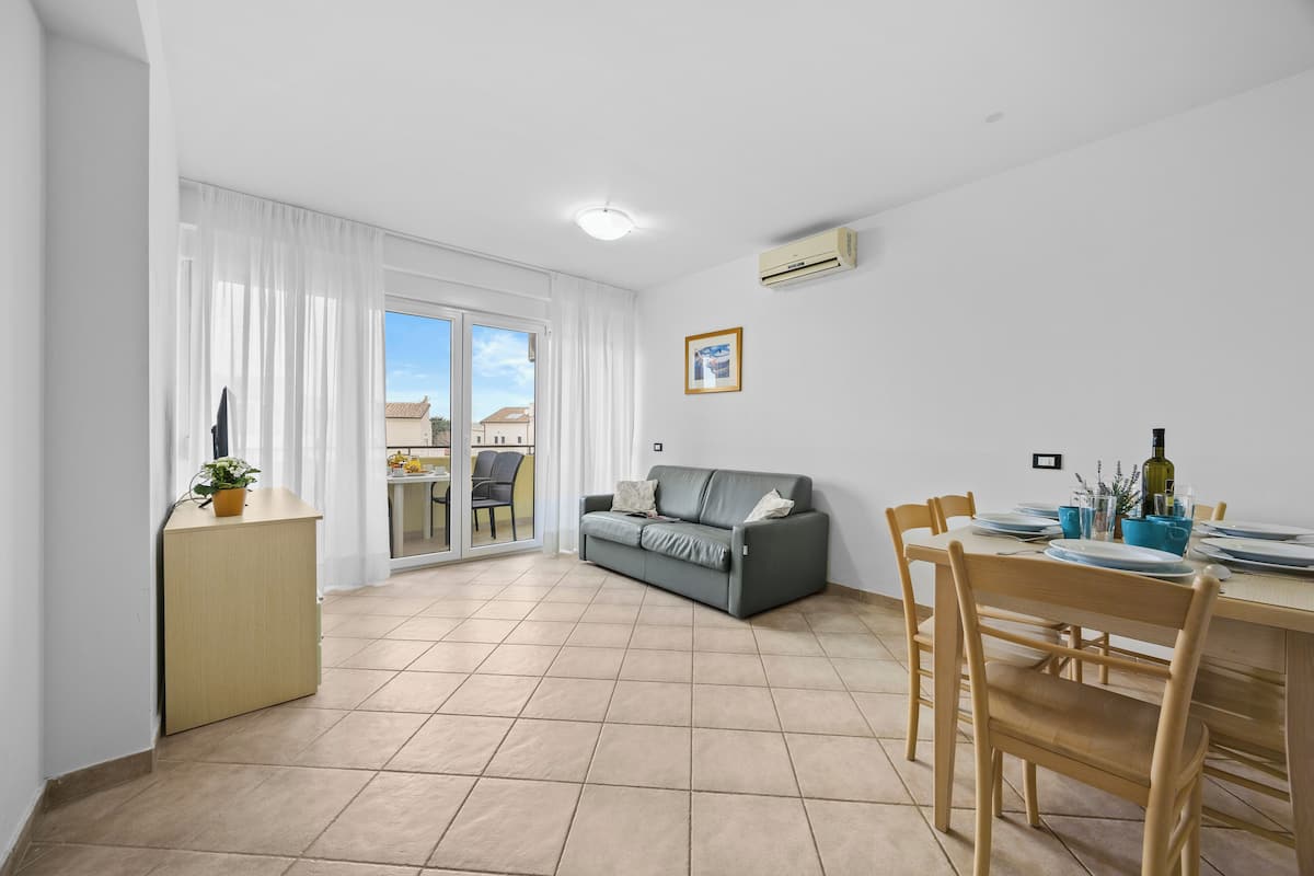 Appartement, 2 slaapkamers, balkon | Woonruimte | Een 30-inch flatscreentelevisie met satellietzenders en een televisie