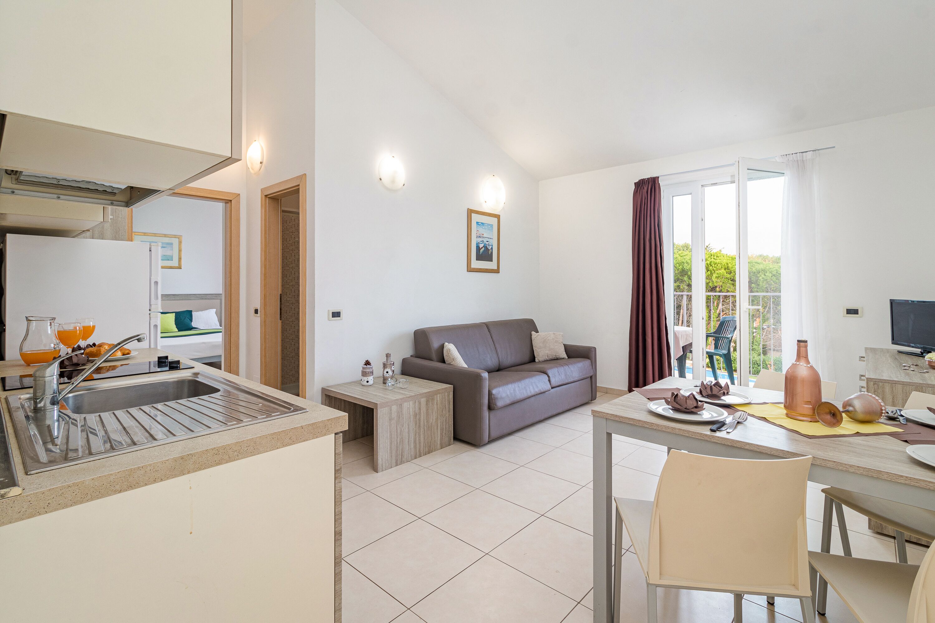 Apartment, 1 Schlafzimmer, Balkon, Annex | Wohnbereich | 30-Zoll-Flachbildfernseher mit Satellitenempfang, Fernseher