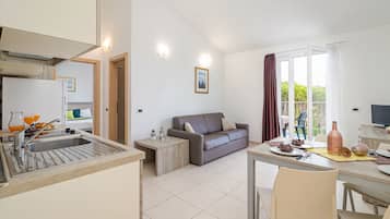Apartment, 1 Schlafzimmer, Balkon, Annex | Wohnbereich | 30-Zoll-Flachbildfernseher mit Satellitenempfang, Fernseher