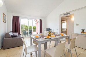 Appartement, 2 slaapkamers, balkon, bijgebouw | Woonruimte | Een 30-inch flatscreentelevisie met satellietzenders en televisie