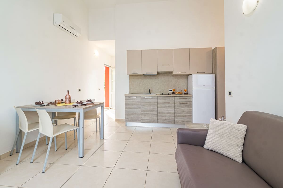 Appartement, 1 slaapkamer, balkon, bijgebouw | Privékeuken | Een koelkast/vriezer, een magnetron, een kookplaat, een espressoapparaat