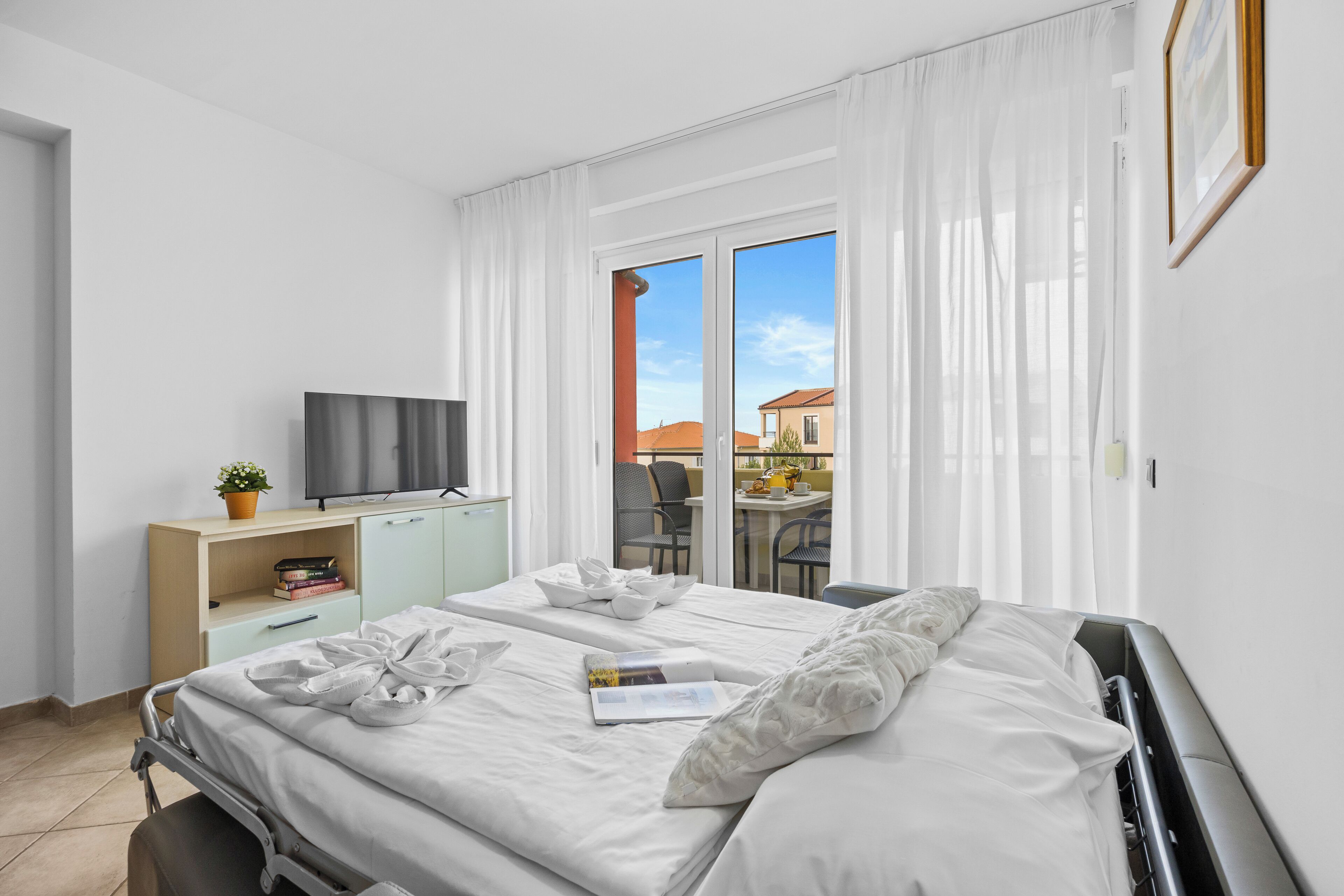 Departamento, 2 habitaciones, balcón | Área de sala de estar | Televisión de pantalla plana de 30 pulgadas con canales vía satélite 