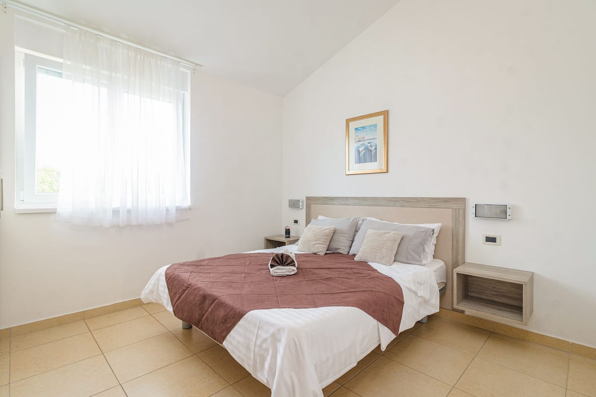 Appartement, 2 slaapkamers, balkon, bijgebouw | 1 slaapkamer, donzen dekbedden, een kluis op de kamer