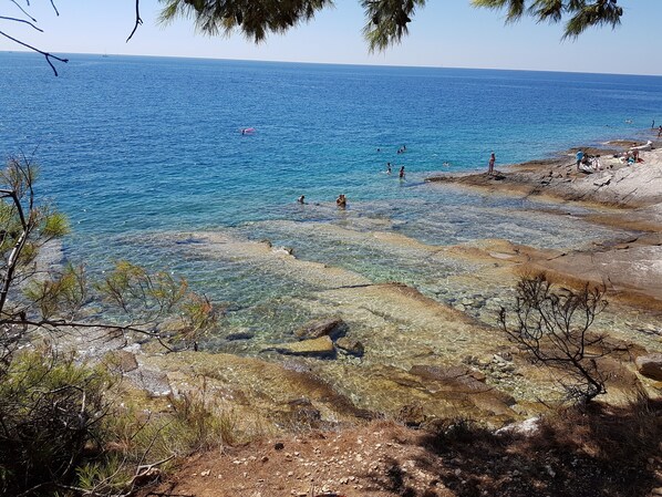 Vlak bij het strand, een strandbar