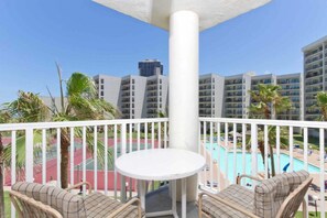 Apartamento, 2 habitaciones | Balcón