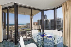 Condo, 2 habitaciones | Balcón