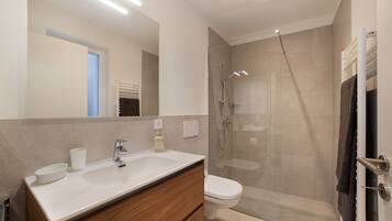 Dusche, Haartrockner, Handtücher