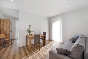 Interior - Holiday Apartment “Haus Vergissmeinnicht” with Mountain View, Garden & Wi-F (Tirol)