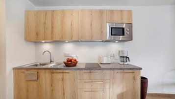 Kühlschrank, Mikrowelle, Herdplatte, Wasserkocher mit Kaffee-/Teezubehör