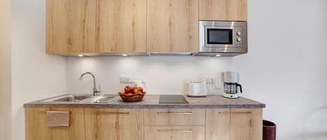 Refrigerador, microondas, parrilla de estufa y cafetera y tetera
