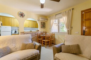 Fernseher, DVD-Player, Stereoanlage