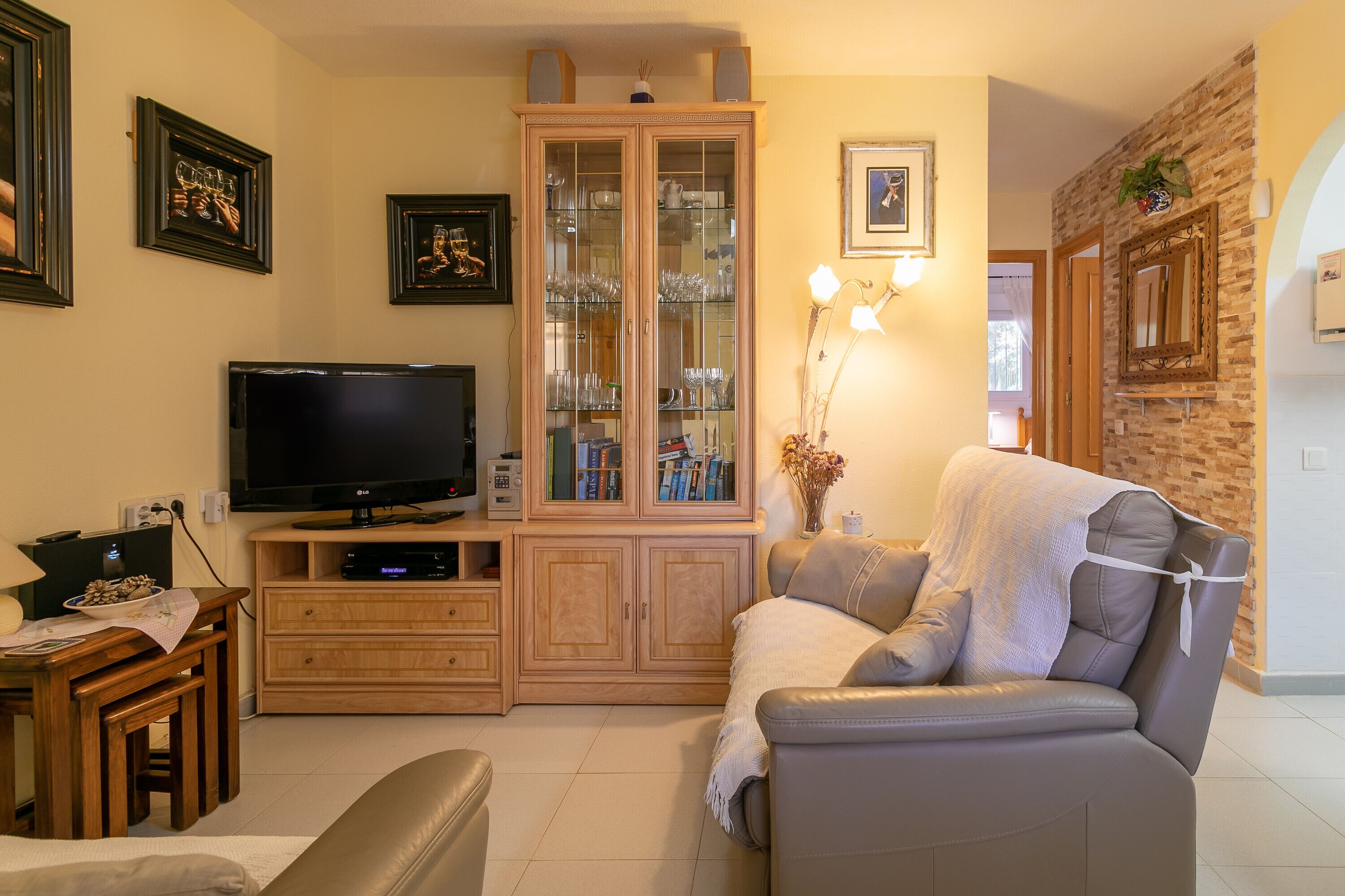 Télévision, lecteur de DVD, chaîne hi-fi