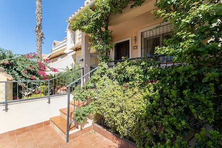 Property grounds. Apartment "Heads 2 Holiday Homes" in Spain