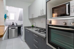 Frigorifero, microonde, forno, piano cottura