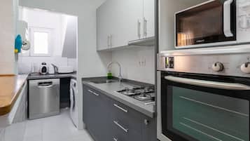 Een koelkast, een magnetron, een oven, een kookplaat