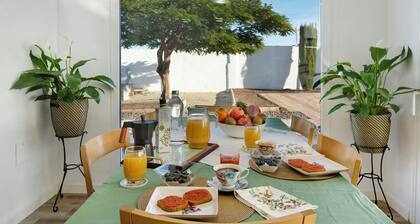 Ferienhaus 'Los Cipreses' mit Bergblick, Indoor Pool, Garten & WLAN