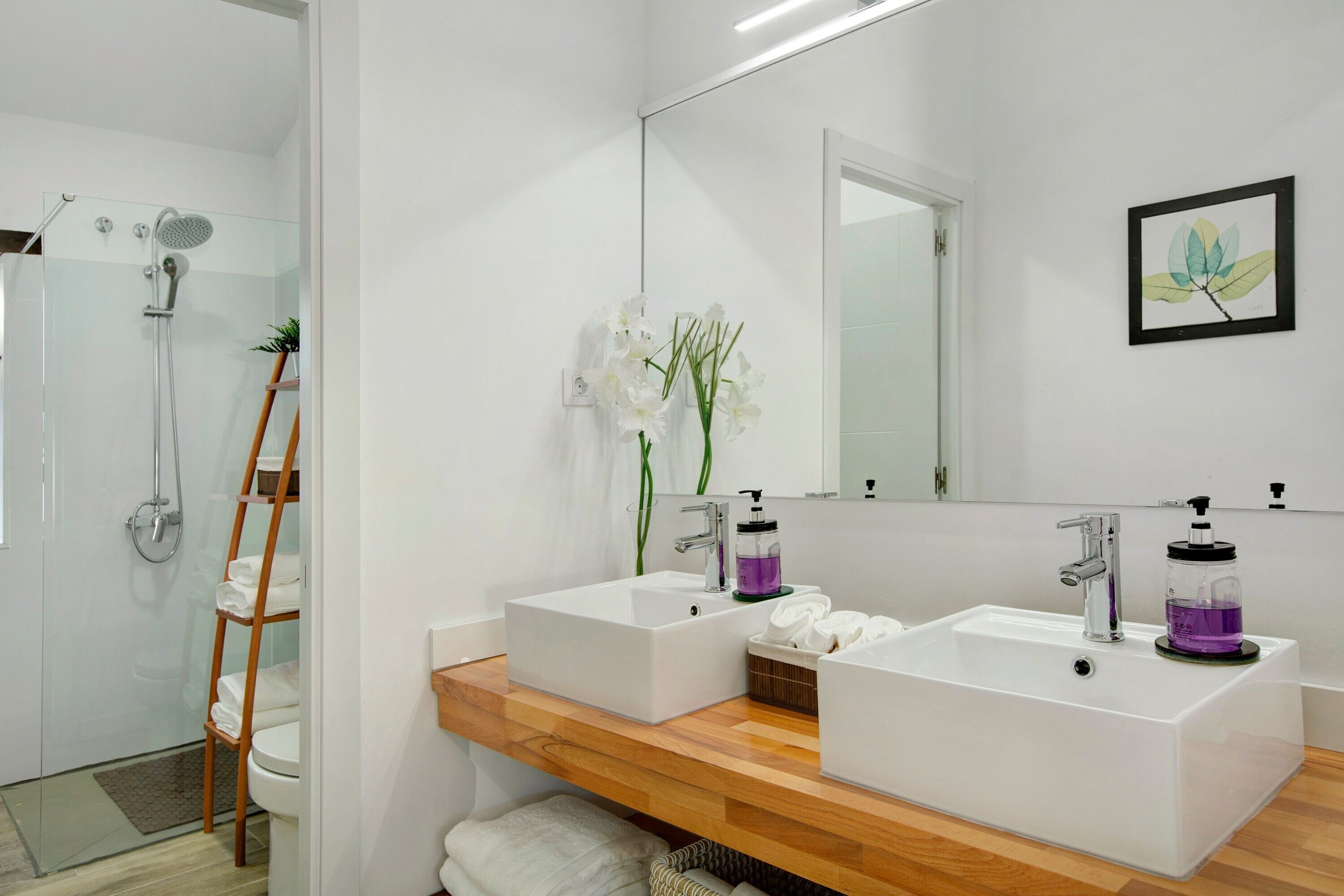 Douche, sèche-cheveux, serviettes fournies