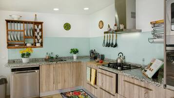 Geladeira, micro-ondas, fogão, cooktop