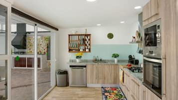 Geladeira, micro-ondas, fogão, cooktop