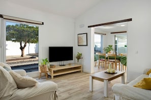 TV, ping pong - Vacation home 'Los Cipreses' with Mountain Views, Indoor Pool, Garden & Wi-Fi (Ingenio)