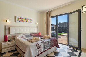 3 室のベッドルーム、アイロン / アイロン台、WiFi (無料)、ベッドシーツ