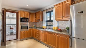 Een koelkast, een magnetron, een oven, een kookplaat