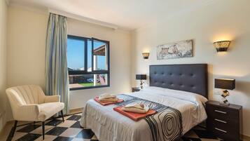 3 slaapkamers, een strijkplank/strijkijzer, gratis wifi, beddengoed