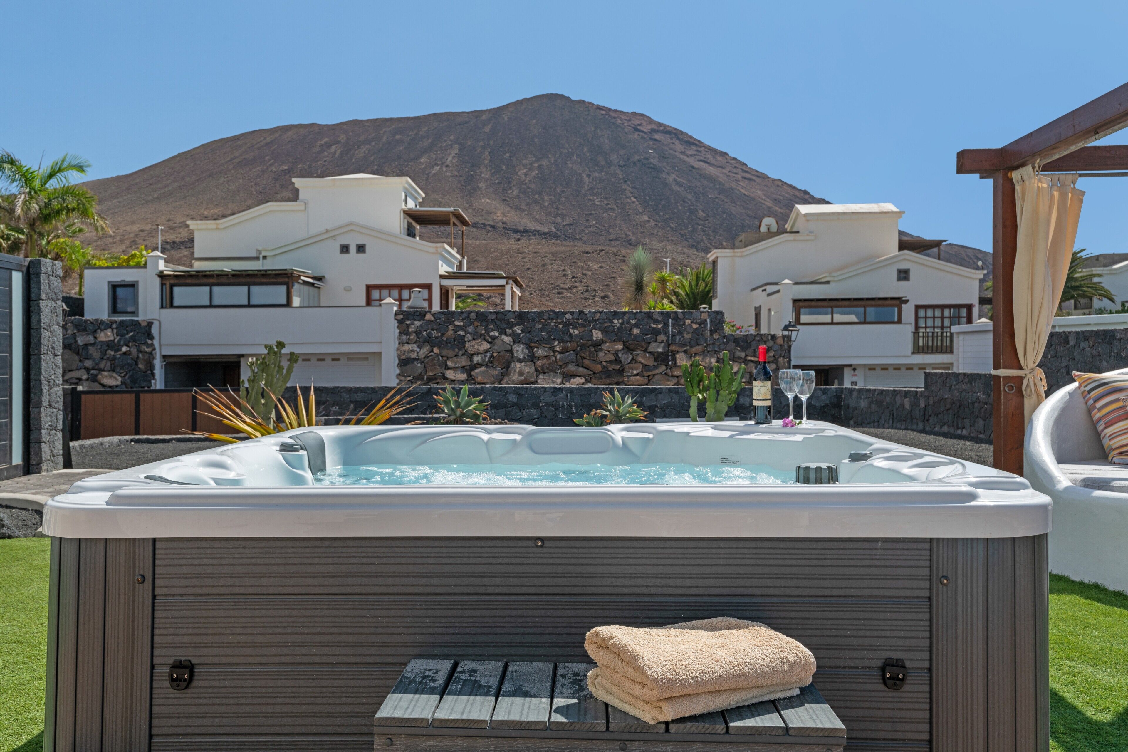 Outdoor spa tub