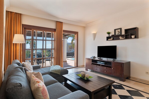 TV - 'Villa Ambar' with Mountain View, Sea View, Pool, Wi-Fi, Terraces & Garden (Playa Blanca)