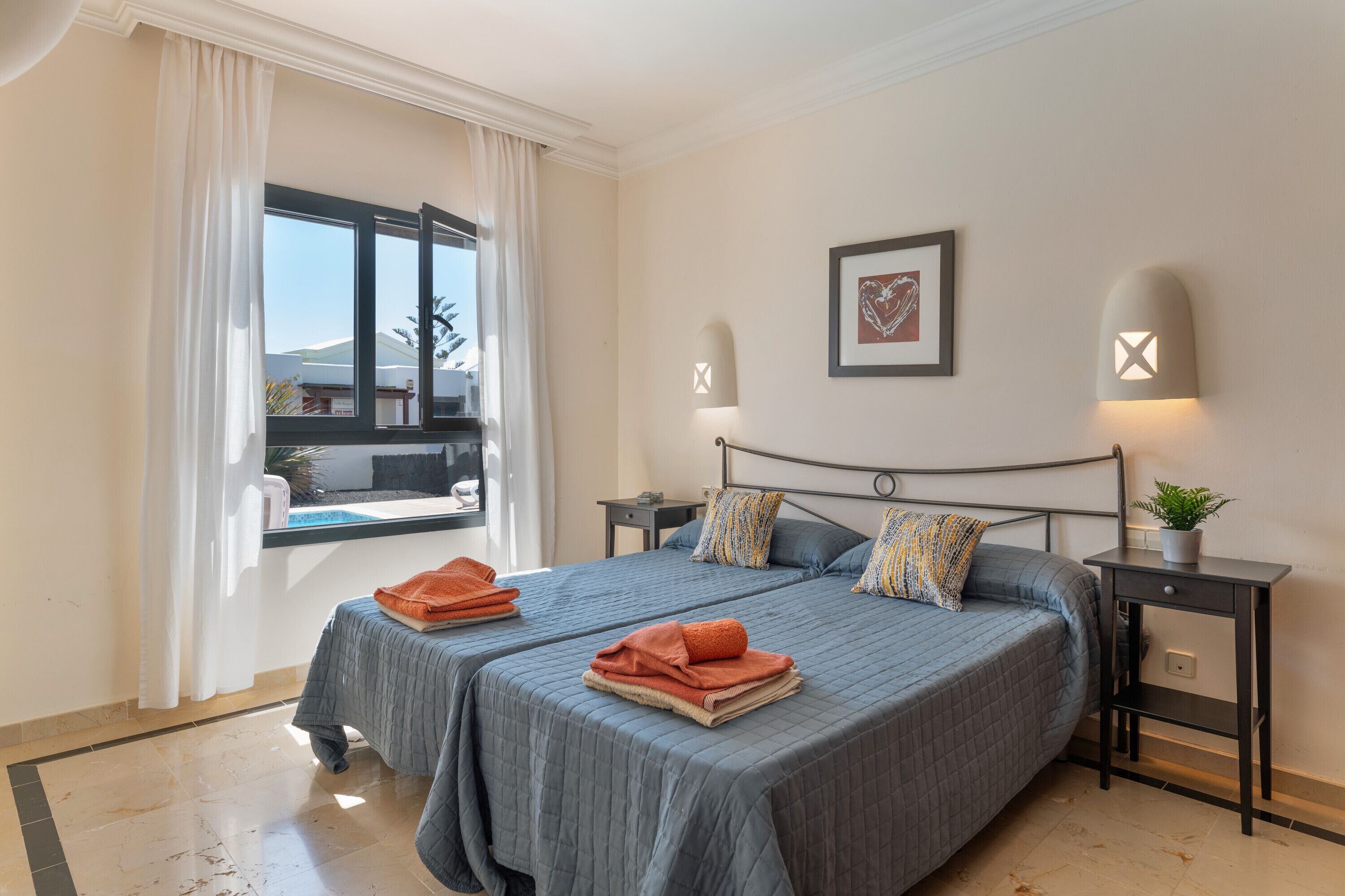 3 slaapkamers, een strijkplank/strijkijzer, gratis wifi, beddengoed