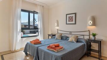 3 slaapkamers, een strijkplank/strijkijzer, gratis wifi, beddengoed