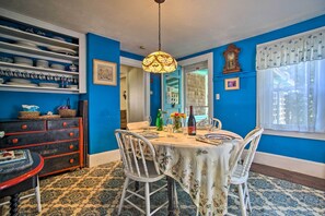 Dining - Charming MV Cottage: Walk to Dtwn Oak Bluffs! (Oak Bluffs)