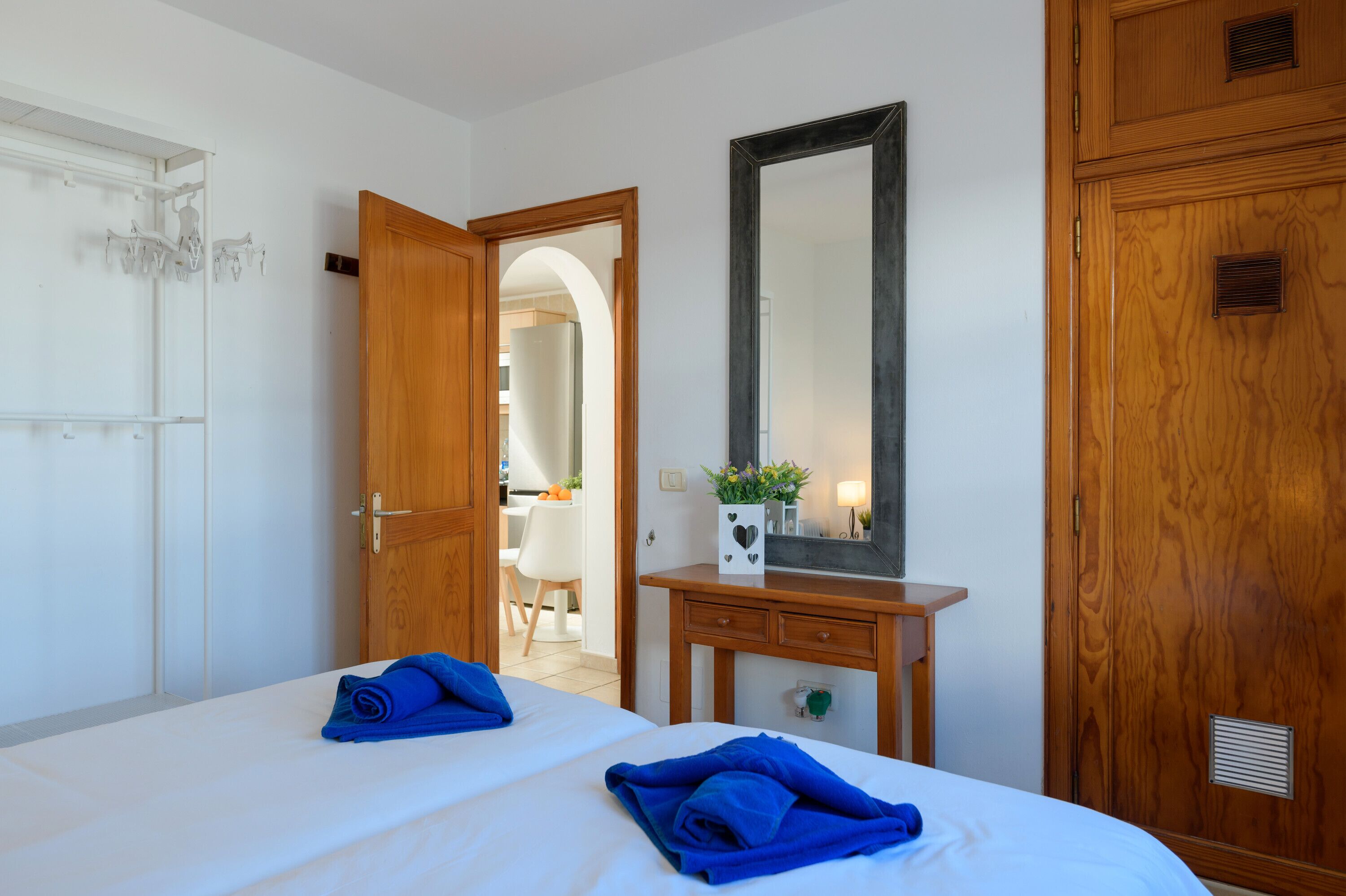 1 habitación, tabla de planchar con plancha, wifi gratis y ropa de cama 