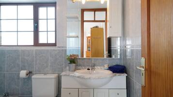 Ducha, secador de pelo y toallas