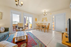 TV - Panoramic Sea View Villa with Large Terrace, Shared Pools & Space for 8 (Almunecar)