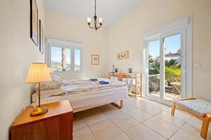 4 bedrooms, free WiFi, bed sheets - Panoramic Sea View Villa with Large Terrace, Shared Pools & Space for 8 (Almunecar)