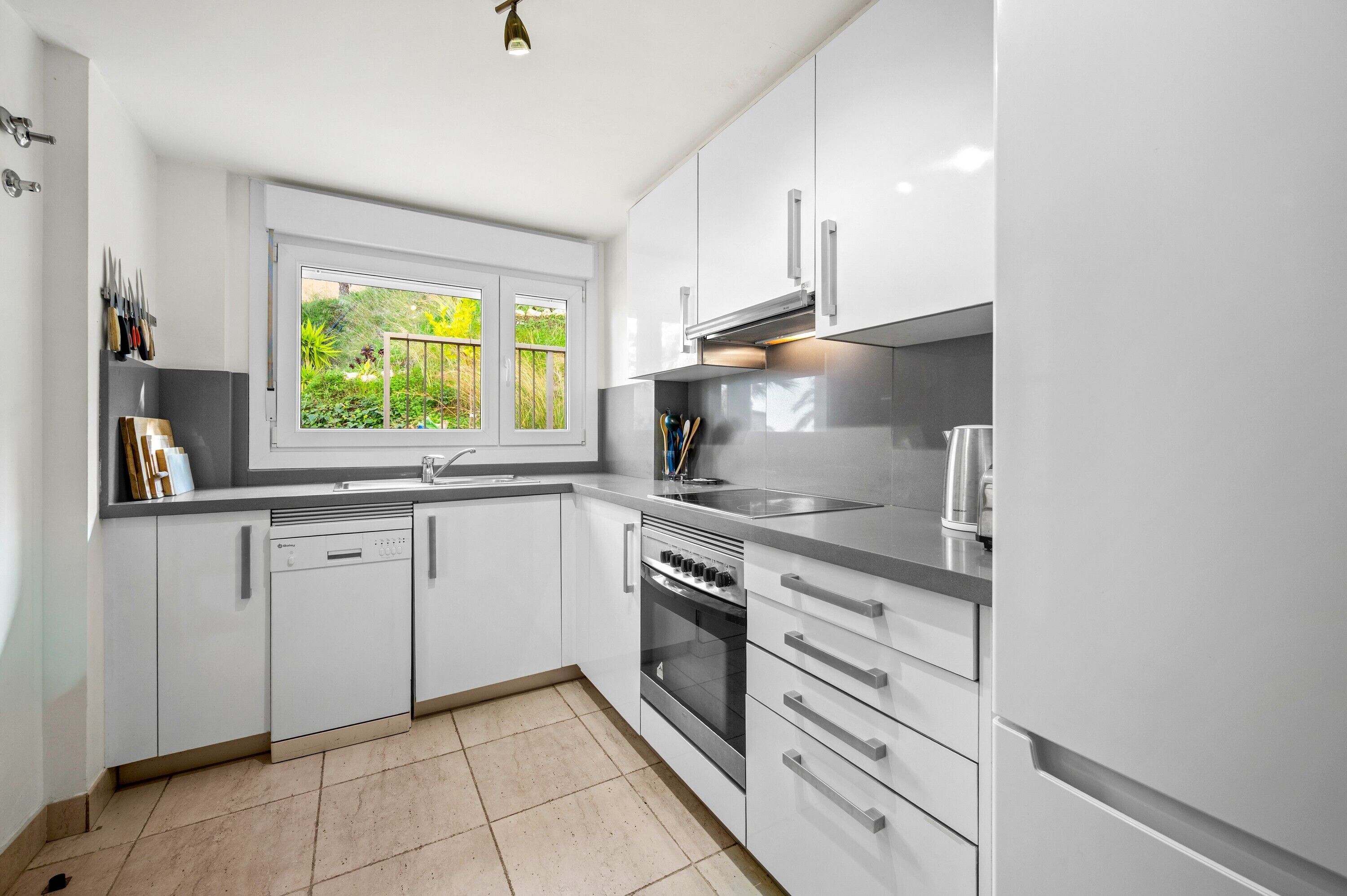 Refrigerador, microondas, horno, placa de cocina