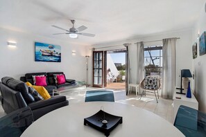 Living area - Apartment "Puerto Chico Q" with Sea View, Shared Pool, Terrace, A/C & Wi-Fi (Playa Blanca)