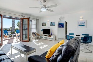 Living area - Apartment "Puerto Chico Q" with Sea View, Shared Pool, Terrace, A/C & Wi-Fi (Playa Blanca)