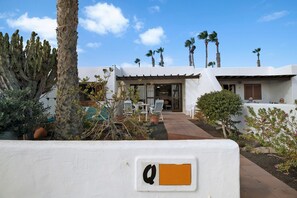 Exterior - Apartment "Puerto Chico Q" with Sea View, Shared Pool, Terrace, A/C & Wi-Fi (Playa Blanca)