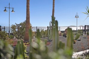 Property grounds - Apartment "Puerto Chico Q" with Sea View, Shared Pool, Terrace, A/C & Wi-Fi (Playa Blanca)