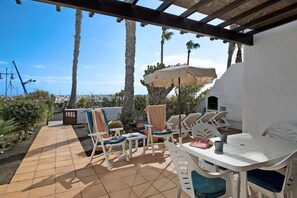 Outdoor dining - Apartment "Puerto Chico Q" with Sea View, Shared Pool, Terrace, A/C & Wi-Fi (Playa Blanca)