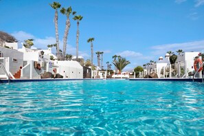A heated pool - Apartment "Puerto Chico Q" with Sea View, Shared Pool, Terrace, A/C & Wi-Fi (Playa Blanca)