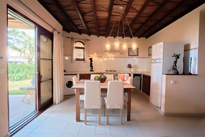 Dining - Villa de luxe 3 CH,  jardin tropical,  bord de plage et piscine commune (Cap Skirring)