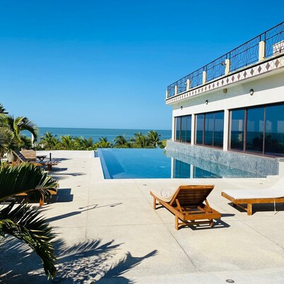 Villa de luxe 3 CH,  jardin tropical,  bord de plage et piscine commune