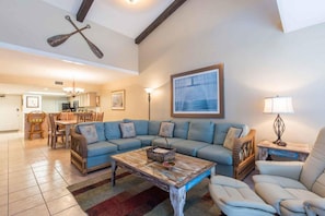 Condo, 2 chambres | Salle de séjour