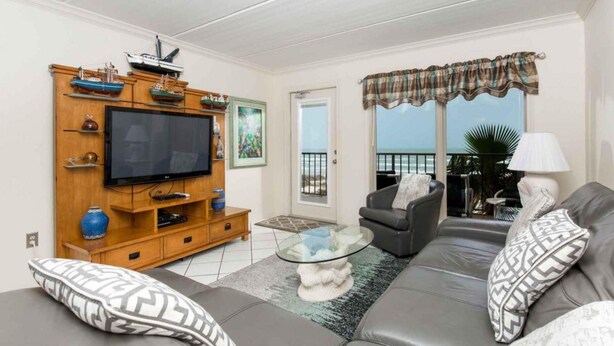Condo, 2 Bedrooms | Living room