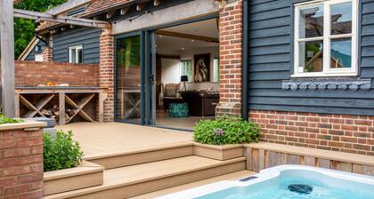 Luxury Cottage near West Wittering with hot tub and outdoor fireplace.