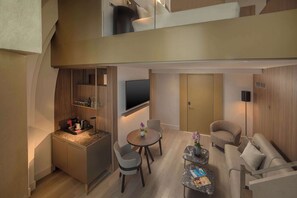 Edredón, minibar y caja de seguridad en la habitación