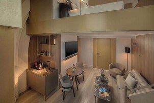 Copriletto in piuma, minibar, una cassaforte in camera